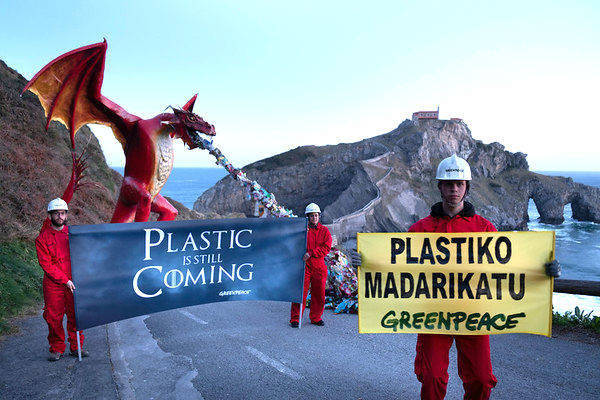 2-greenpeace-dragon-maldito-plastico 2-greenpeace-dragon-maldito-plastico