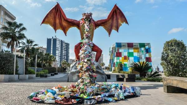 4-greenpeace-dragon-maldito-plastico 4-greenpeace-dragon-maldito-plastico