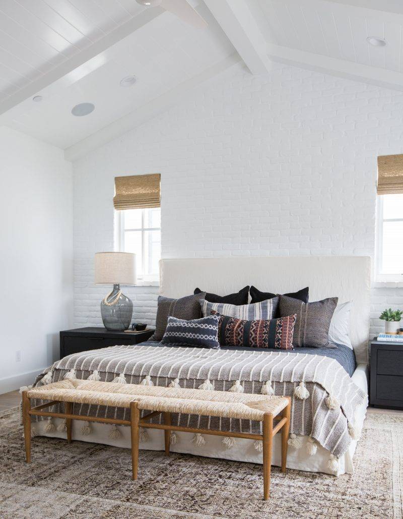 Outro da Amber Interiors, este quarto leva o estilo boho, especialidade do escrit&oacute;rio. Destaque para a escolha de tecidos.