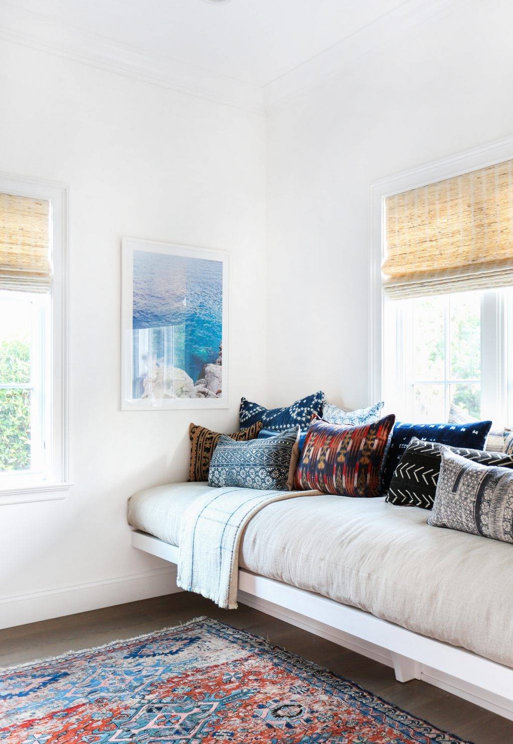 Suspensa e cheia de almofadas, esta daybed funciona como sof&aacute; ou cama extra.