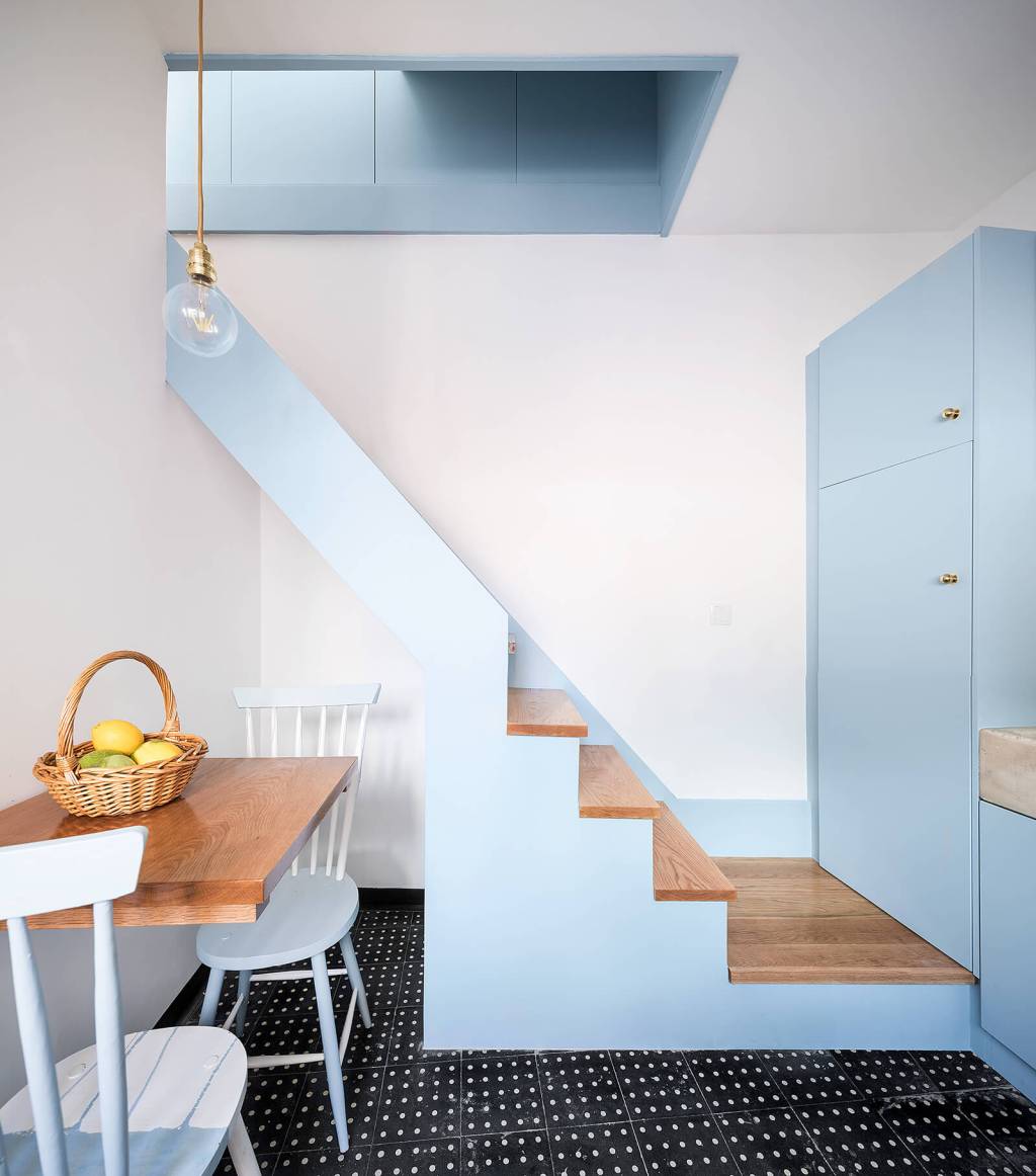 Casa Zaire 3 Casa colorida em Portugal organiza tudo em 30 m2