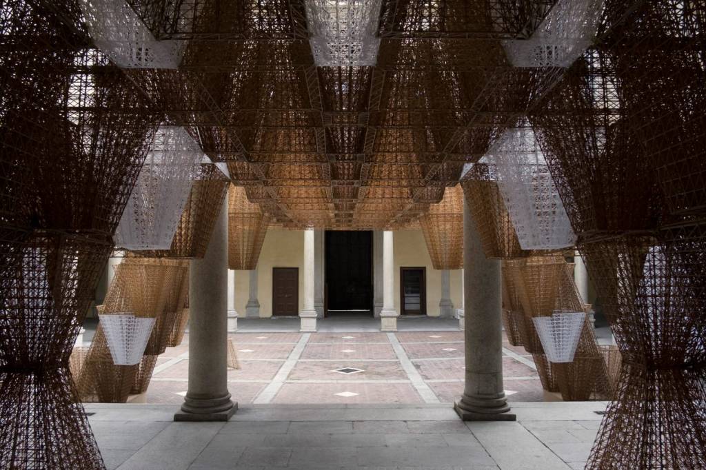 cos-mamou-mani-conifera-installation-milan-1 cos-mamou-mani-conifera-installation-milan-1