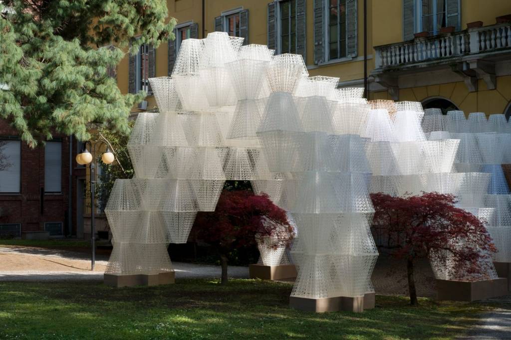 cos-mamou-mani-conifera-installation-milan-4 cos-mamou-mani-conifera-installation-milan-4