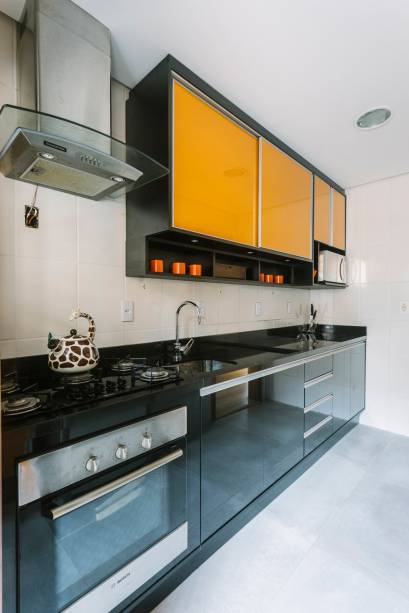 A escolha correta da paleta de cores é determinante para o projeto. Nesta cozinha, desenvolvido pela designer de interiores Paula Ascoleze e o projetista Igor Krueger, o jogo entre o preto e o laranja cria uma atmosfera cool. Destaque especial para a coifa: ela garante que o apartamento não fique com o cheio da comida impregnado.
