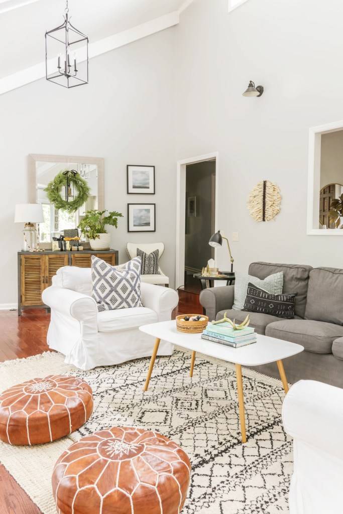 As padronagens complementam a paleta s&oacute;bria desta sala, da fam&iacute;lia por tr&aacute;s do Designing Vibes.