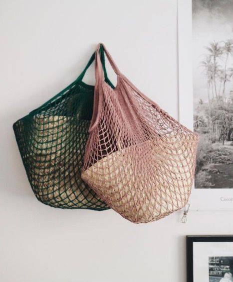 O colorido das ecobags rompe a seriedade p&b predominante no ambiente. Penduradas na parede branca, elas funcionam como objeto de decora&ccedil;&atilde;o e s&atilde;o uma &oacute;tima op&ccedil;&atilde;o para mudar a atmosfera sem grandes investimentos.