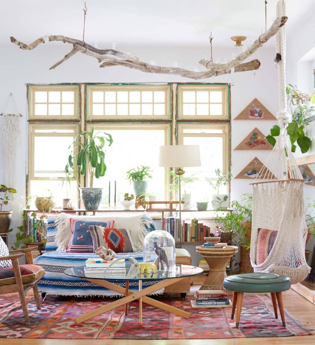 Emily Henderson escolheu pe&ccedil;as r&uacute;sticas, retr&ocirc; e boho para a decora&ccedil;&atilde;o desta sala.