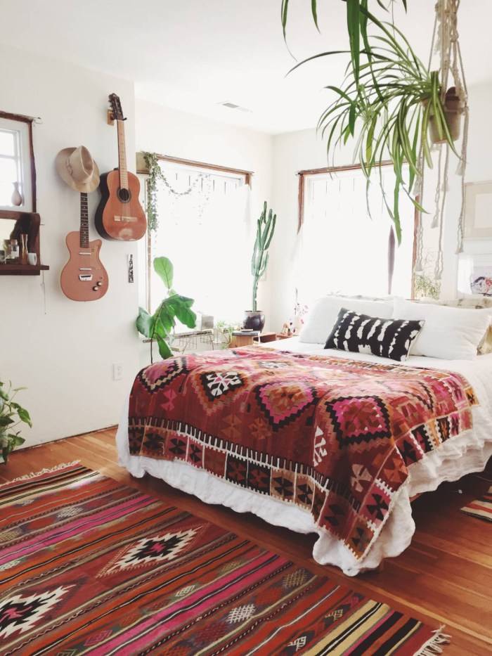 Estampados com padronagens grandes e cores fortes, o tapete e a colcha trazem vida ao d&eacute;cor deste quarto.