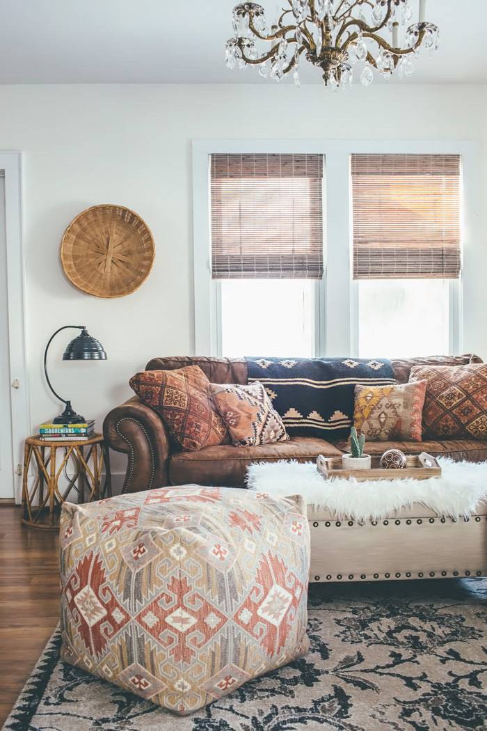 Lumin&aacute;ria retr&ocirc;, fibras naturais e padronagens coloridas comp&otilde;em o d&eacute;cor desta sala