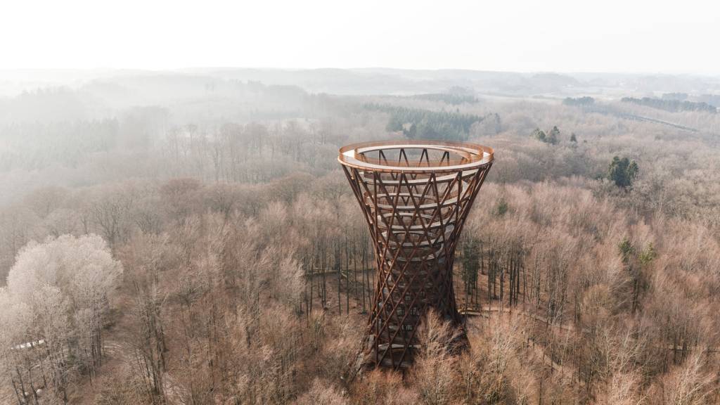 Torre espiral permite vista panorâmica por cima das árvores em parque