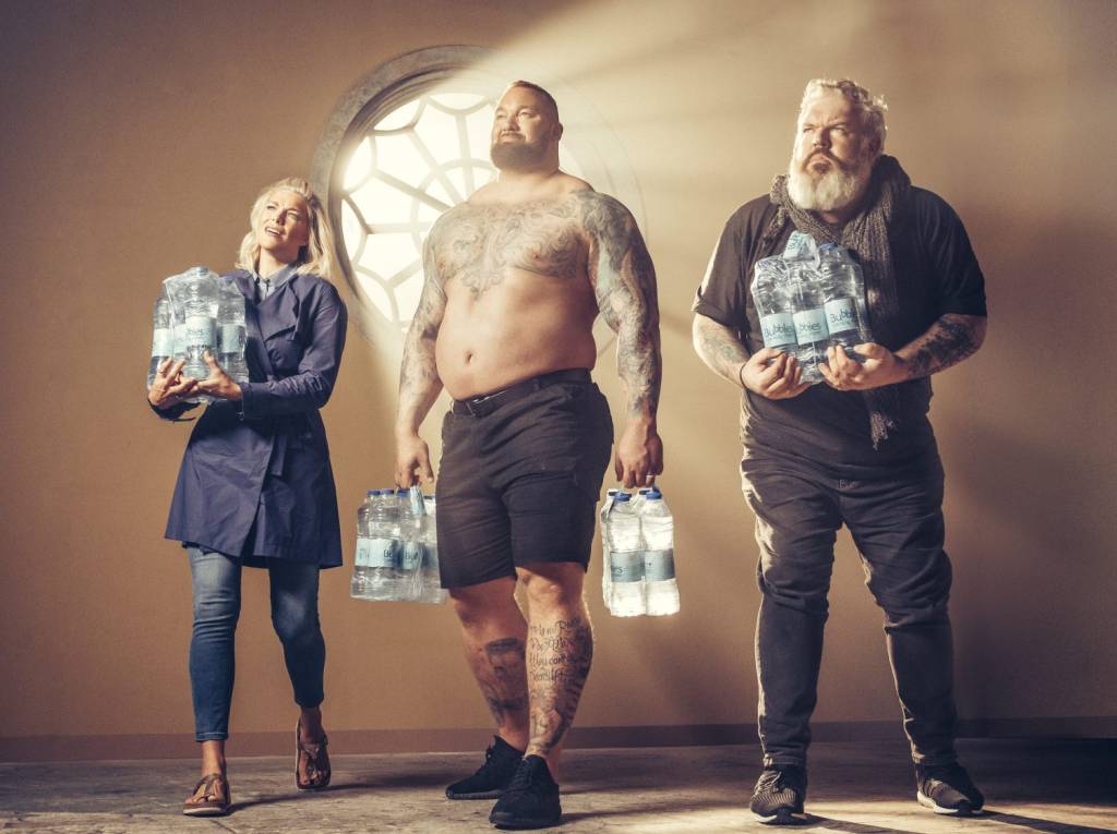 Atores de Game of Thrones dão adeus a garrafas plásticas