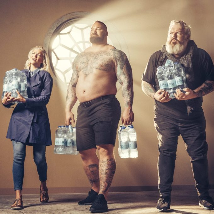 Atores de Game of Thrones dão adeus a garrafas plásticas