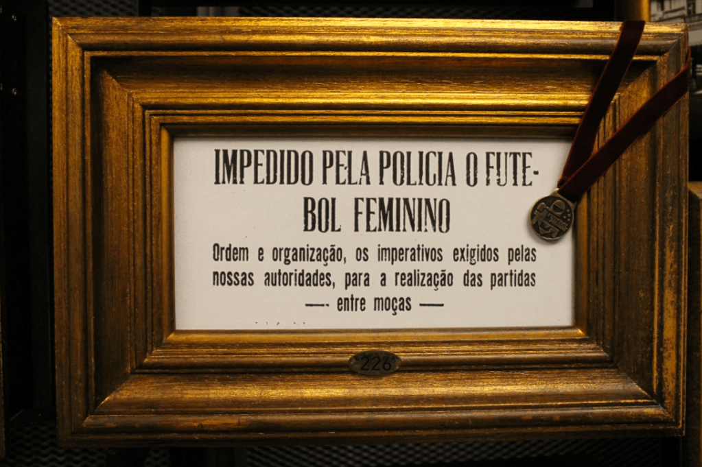 Jornal da época com notícia sobre proibição do futebol feminino Jornal da época com notícia sobre proibição do futebol feminino