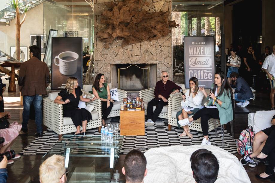 Palestrantes debatendo a importância da pausa para o café em casa.