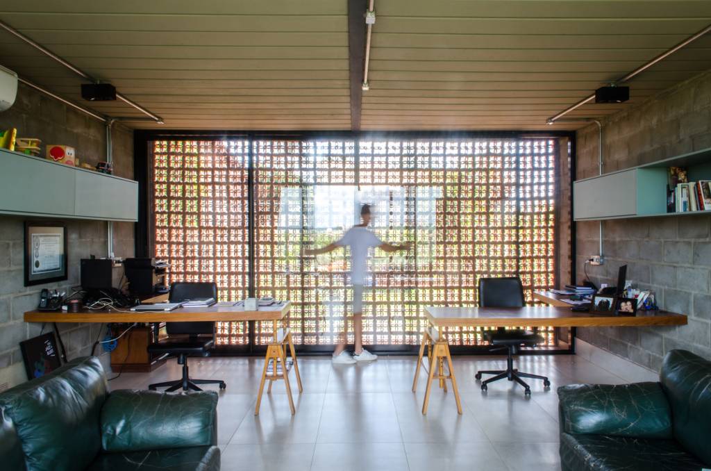 Cobogós mantêm casa em São Paulo naturalmente iluminada e bem ventilada