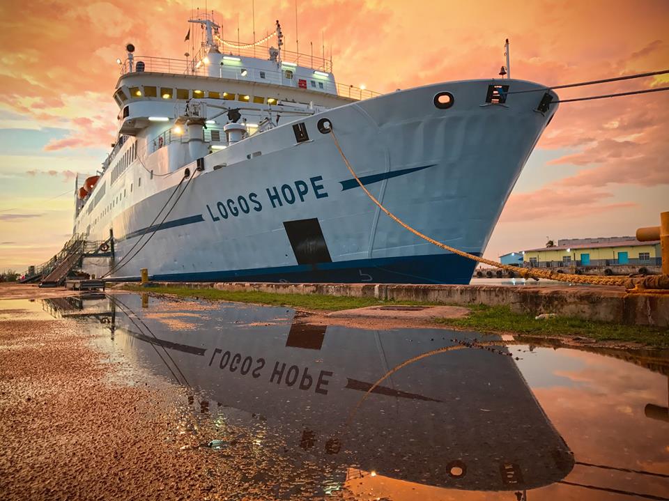 Maior livraria flutuante do mundo chega no porto de Santos em agosto