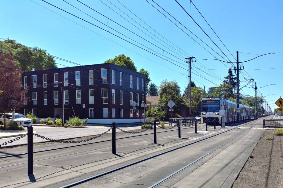 Jarrett Street 12 - É um projeto habitacional acessível de 12 unidades. Elas foram oferecidas a preços abaixo do mercado por meio do Programa de Isenção da Cidade de Portland, que ajuda os desenvolvedores a reduzir seus custos de desenvolvimento em troca da construção de moradias residenciais acessíveis e residenciais.