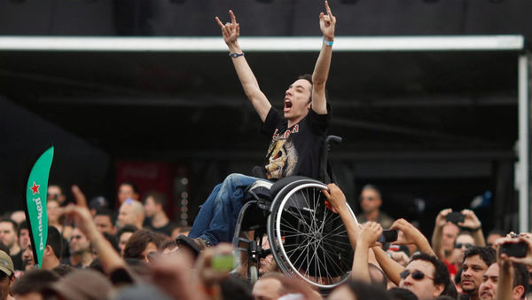 Desde 2008, o Rock in Rio desenvolve campanhas de sensibilização dedicadas à mobilidade do público e estabelece parcerias com empresas de transportes públicos para o alargamento de horários e serviços especiais, a fim de que o público tenha opções de deslocação mais sustentável e mais segura. Além disso, etabeleceu parcerias com entidades que desenvolvem projetos e que possuem conhecimento técnico em acessibilidade, testando sempre as infraestruturas para um melhor serviço para todos Desde 2008, o Rock in Rio desenvolve campanhas de sensibilização dedicadas à mobilidade do público e estabelece parcerias com empresas de transportes públicos para o alargamento de horários e serviços especiais, a fim de que o público tenha opções de deslocação mais sustentável e mais segura. Além disso, etabeleceu parcerias com entidades que desenvolvem projetos e que possuem conhecimento técnico em acessibilidade, testando sempre as infraestruturas para um melhor serviço para todos