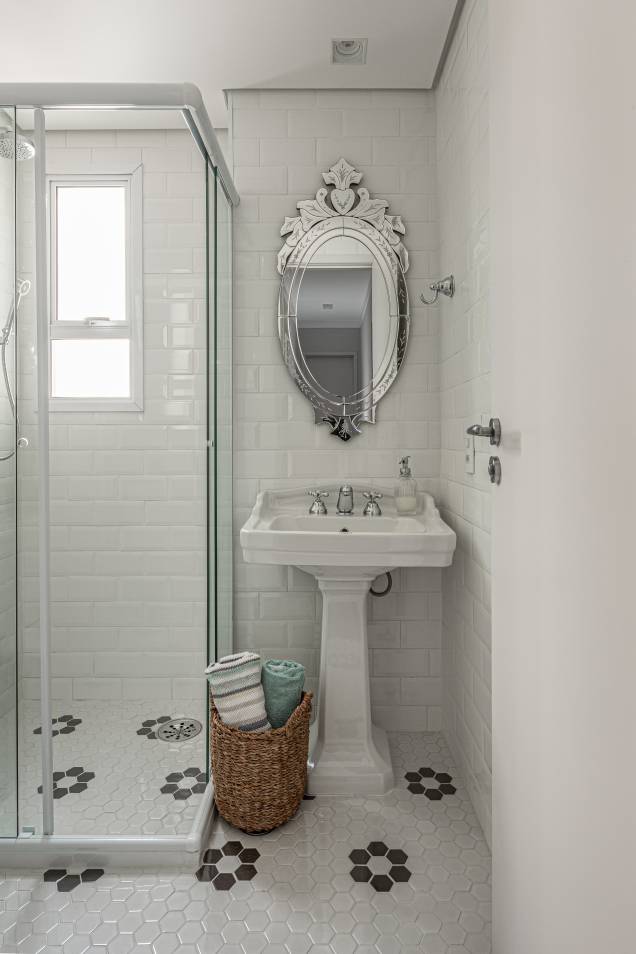 Banho social – o pedido dos clientes era um banheiro clássico. Eles já sabiam o modelo do lavatório, espelho e metais. O destaque fica para o piso, pastilhas sixties da Decortiles, que formam florzinhas. No local, junto com a cliente e o instalador, foi determinado onde ficariam as florzinhas e qual a repetição. Banho social – o pedido dos clientes era um banheiro clássico. Eles já sabiam o modelo do lavatório, espelho e metais. O destaque fica para o piso, pastilhas sixties da Decortiles, que formam florzinhas. No local, junto com a cliente e o instalador, foi determinado onde ficariam as florzinhas e qual a repetição.