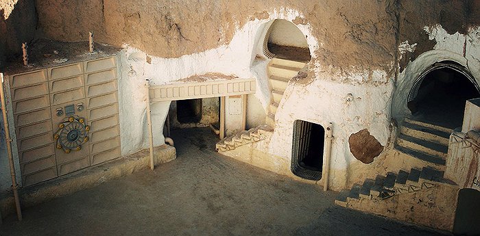 Matmata - Tunísia | Casa de Beru e Owen Lars. Já pensou se hospedar no lugar onde o jovem Luke Skywalker passou parte de sua infância? A casa de Beru e Owen Lars é um hotel, localizado na Tunísia.  Hotel Sidi Driss fica em Matmata, a quase mil quilômetros da capital do país. A antiga casa de Luke pode ser um abrigo ideal para os amantes da saga fugirem do calor do deserto.