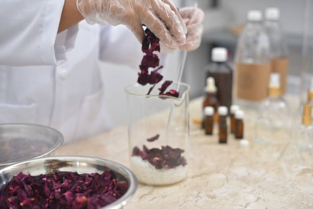 Pétalas de rosas descartadas se tornam essências e aromatizantes