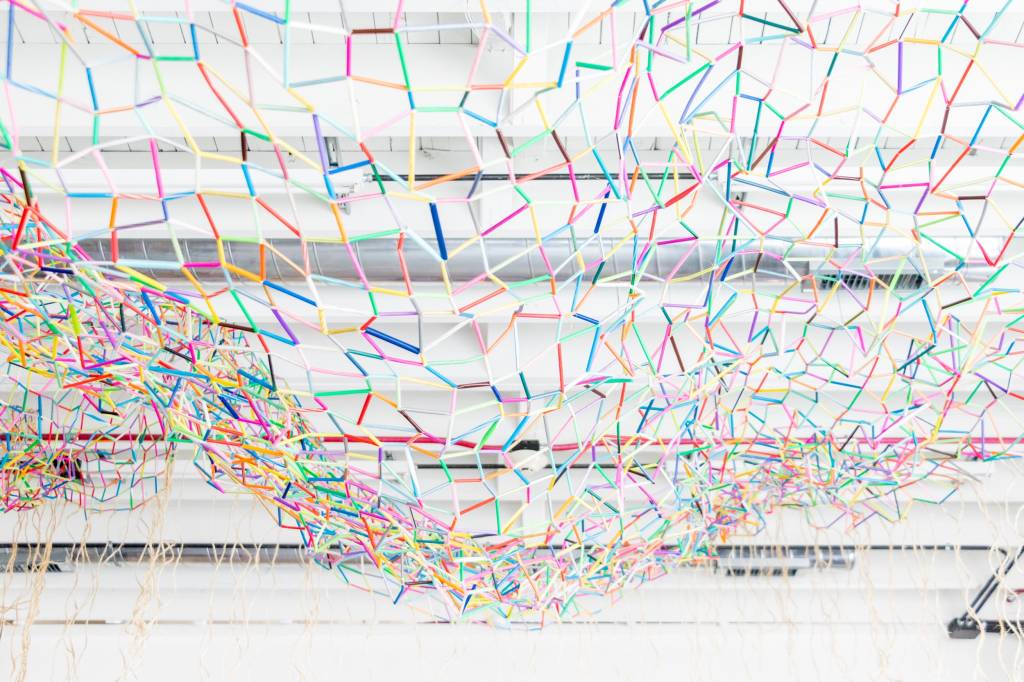 Instalação com nove mil canudos alerta sobre o uso indevido do plástico