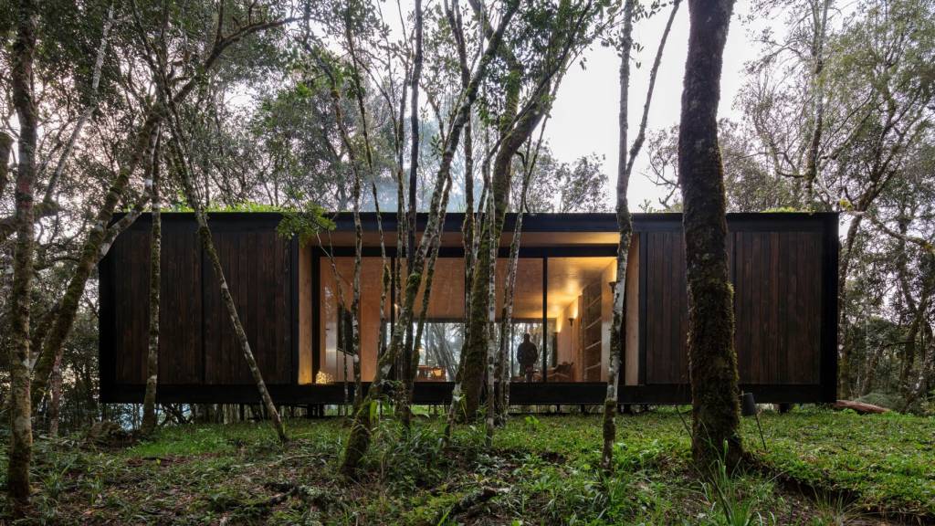 Casa pré-fabricada viajou 900 quilômetros para ficar integrada à natureza