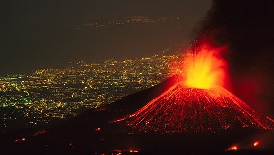 Monte Etna - Itália | Mustafar. Poderíamos simplesmente ter elegido a Itália como protagonista da trilogia não original. O local, repleto de belezas naturais, parece ter mesmo chamado a atenção de George Lucas. A batalha entre Obi-Wan Kenobi e Anakin Skywalker aconteceu no planeta vulcânico de Mustafar. O Monte Etna, na costa leste da Sicília, foi o lugar perfeito para as gravações. O curioso é que o vulcão de fato entrou em erupção enquanto o filme estava sendo gravado. Nem só de efeitos especiais vive a ficção!