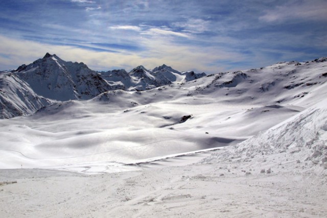 Grindelwald - Suíça | Alderaan. Conhecido como o "Planeta da Beleza", Alderaan foi um local terrestre coberto por montanhas. Por lá, destacavam-se belas paisagens naturais, como as Cataratas Nebulosas e a floresta tropical de Isatabith. As cidades da região foram projetadas para estar em contato com a natureza, sem deixar de respeitá-la. Na vida real, o local fica na Suíça e se chama vila de Grindelwald, um paraíso de inverno para quem gosta de se aventurar ao ar livre!