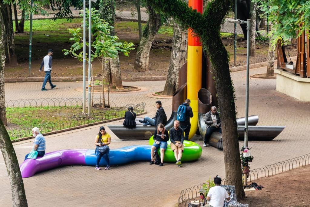 Guto Requena celebra igualdade com instalação na Praça da República
