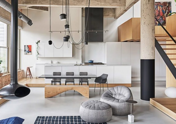 Galpão de carros é transformado em apartamento com estilo industrial