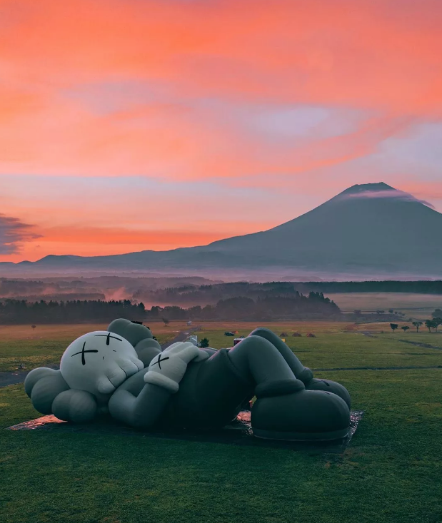 1-kaws-instala-exposicao-intinerante-no-monte-fuji 1-kaws-instala-exposicao-intinerante-no-monte-fuji