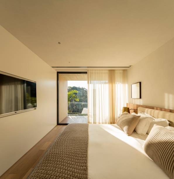 O volume superior abriga a área íntima da casa, composta por três suítes e uma sala. O volume superior abriga a área íntima da casa, composta por três suítes e uma sala.