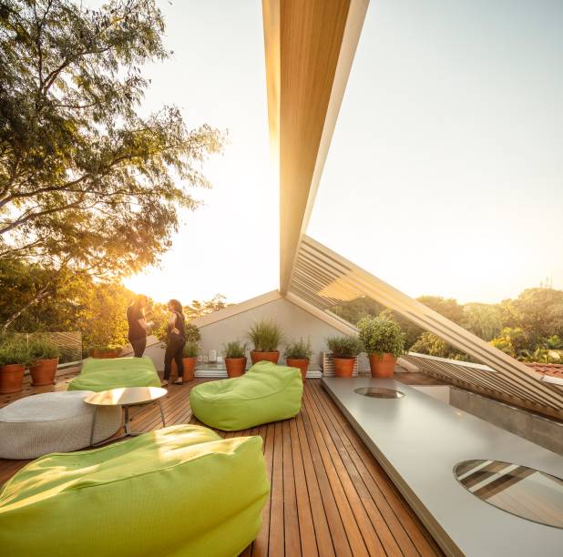 O telhado inclinado foi projetado assimetricamente para uso do solário – espaço de contemplação da copa das árvores, onde a cumeeira da fachada atinge a altura máxima permitida na legislação. O telhado inclinado foi projetado assimetricamente para uso do solário – espaço de contemplação da copa das árvores, onde a cumeeira da fachada atinge a altura máxima permitida na legislação.