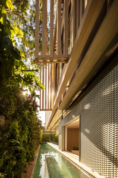 A piscina para natação foi a grande sacada do projeto. Implantada em um recuo obrigatório de 1,50m em uma das laterais da casa, otimiza o espaço que inicialmente seria inutilizado. A piscina para natação foi a grande sacada do projeto. Implantada em um recuo obrigatório de 1,50m em uma das laterais da casa, otimiza o espaço que inicialmente seria inutilizado.