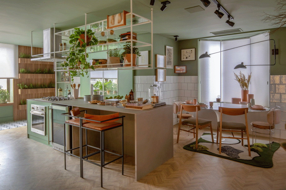No centro desta cozinha, a ilha gourmet &eacute; onde todos se encontram: pessoas, ingredientes, aromas e sabores. O retr&ocirc; &eacute; a grande refer&ecirc;ncia e aparece em v&aacute;rios detalhes, como no tradicional azulejo quadrado branco das paredes, no piso de parquet e nos azulejos hidr&aacute;ulicos. O descontra&iacute;do verde-menta est&aacute; nas paredes e no acabamento em laca da marcenaria. O projeto foi concebido pelo Beta Arquitetura