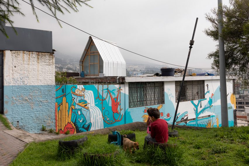 2-casa-minúscula-é-construída-em-um-telhado-no-equador 2-casa-minúscula-é-construída-em-um-telhado-no-equador
