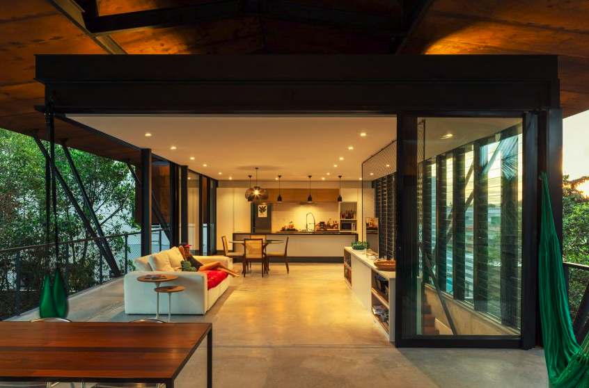 Feito de aço Corten, o teto se estende sobre as bordas do edifício, dobrando-se em duas de suas extremidades para cobrir uma parte do nível superior e protegendo os interiores dos fortes raios de sol. Feito de aço Corten, o teto se estende sobre as bordas do edifício, dobrando-se em duas de suas extremidades para cobrir uma parte do nível superior e protegendo os interiores dos fortes raios de sol.