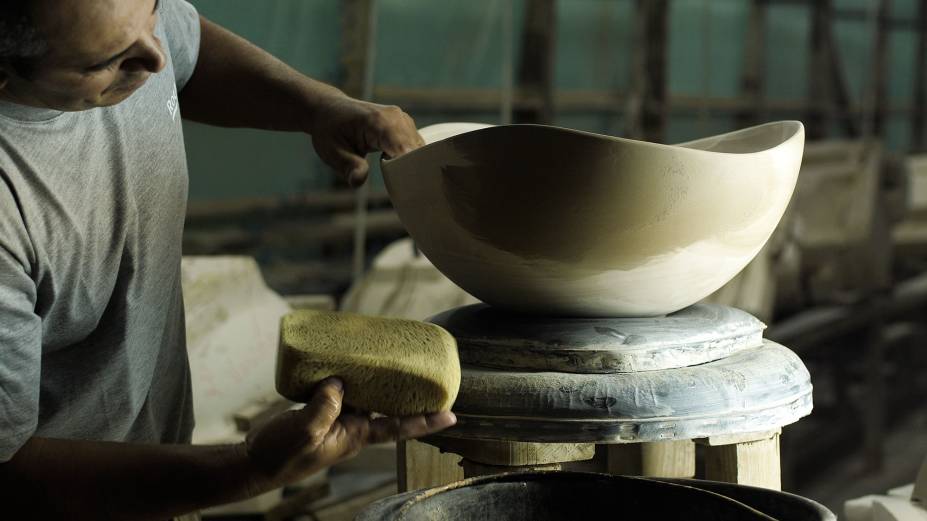 Quando a cuba ficou pronta, a gerente de marketing da Roca, Aline Pereira, teve certeza de que essa era uma cuba que merecia um prêmio internacional. Foi ela quem se esmerou na inscrição do prêmio RED DOT Award, que Ruy Ohtake recebe na Alemanha, em julho de 2019. Quando a cuba ficou pronta, a gerente de marketing da Roca, Aline Pereira, teve certeza de que essa era uma cuba que merecia um prêmio internacional. Foi ela quem se esmerou na inscrição do prêmio RED DOT Award, que Ruy Ohtake recebe na Alemanha, em julho de 2019.