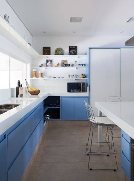 Seguindo a tend&ecirc;ncia candy color, o azul preenche o mobili&aacute;rio desta cozinha, assinada pela designer Maria di Pace. O branco completa a paleta de cores
