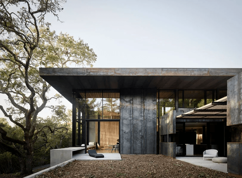 Casa é autossuficiente em energia e se conecta com paisagem florestal