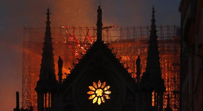Novo relatório detalha o que deu errado na noite do incêndio de Notre-Dame