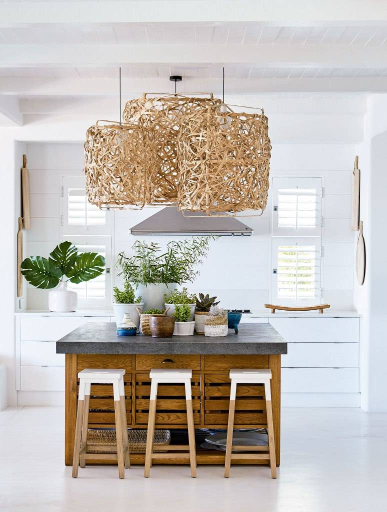 Esta proposta, na &Aacute;frica do Sul, traz boas ideias para cozinhas abertas: vasos disfar&ccedil;am o cooktop e pendentes escondem a coifa. As plantas e os materiais naturais ainda trazem um ar fresh para o d&eacute;cor. A madeira quebra a assepsia do branco e adiciona calor. Projeto de Kim Stephen
