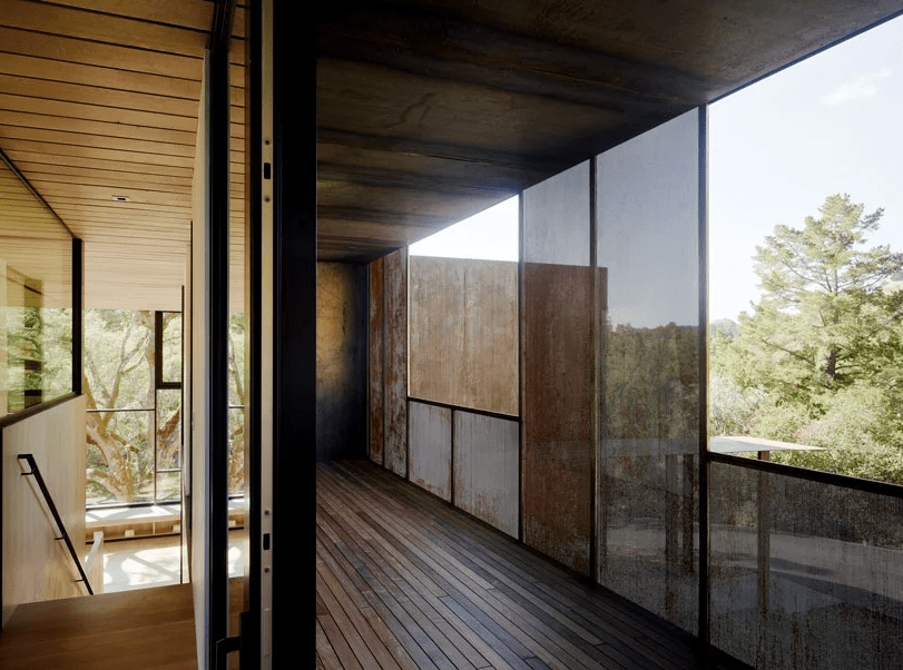 A base de concreto projetada permitia que a estrutura fosse aproveitada para o enquadramento de madeira. Estes materiais de uso único serviram para reduzir a complexidade de detalhamento e custos da mão de obra, ao mesmo tempo em que geraram um ambiente relaxado e silencioso que enfatiza o foco no ambiente natural. A base de concreto projetada permitia que a estrutura fosse aproveitada para o enquadramento de madeira. Estes materiais de uso único serviram para reduzir a complexidade de detalhamento e custos da mão de obra, ao mesmo tempo em que geraram um ambiente relaxado e silencioso que enfatiza o foco no ambiente natural.