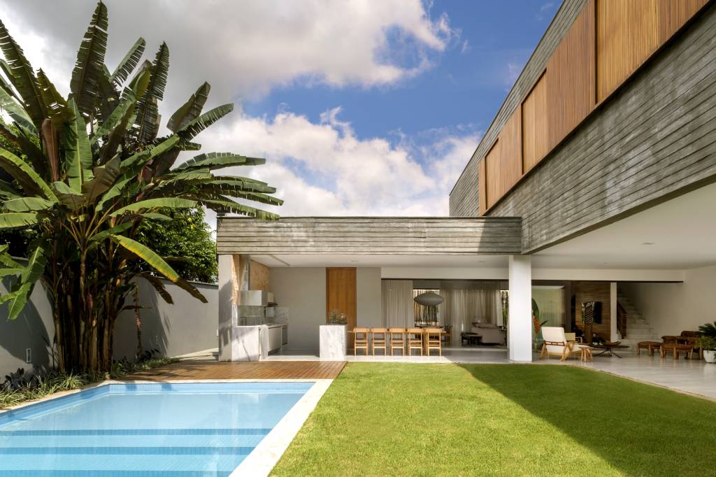 Volumetria e arquitetura moderna marcam a Casa dos Ventos, de Leo Romano