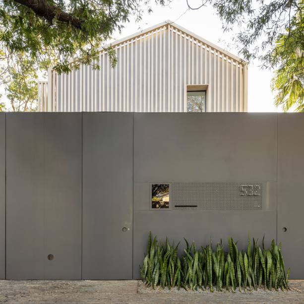 A fachada, feita em perfis metálicos revestidos na parte frontal e traseira por uma placa laminada de alta pressão, tem sua durabilidade prolongada. A fachada, feita em perfis metálicos revestidos na parte frontal e traseira por uma placa laminada de alta pressão, tem sua durabilidade prolongada.