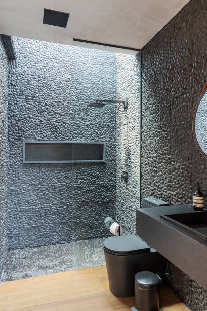 Para o banheiro, os profissionais optaram por seixos pretos e piso de porcelanato imitando madeira, para churrasqueira optamos pelo mesmo piso da área externa, o fulget; ripas de cimento na parede, painel e forro de madeira nogueira. Existe ainda uma abertura zenital, que proporciona incidência de luz durante o dia todo. Para o banheiro, os profissionais optaram por seixos pretos e piso de porcelanato imitando madeira, para churrasqueira optamos pelo mesmo piso da área externa, o fulget; ripas de cimento na parede, painel e forro de madeira nogueira. Existe ainda uma abertura zenital, que proporciona incidência de luz durante o dia todo.
