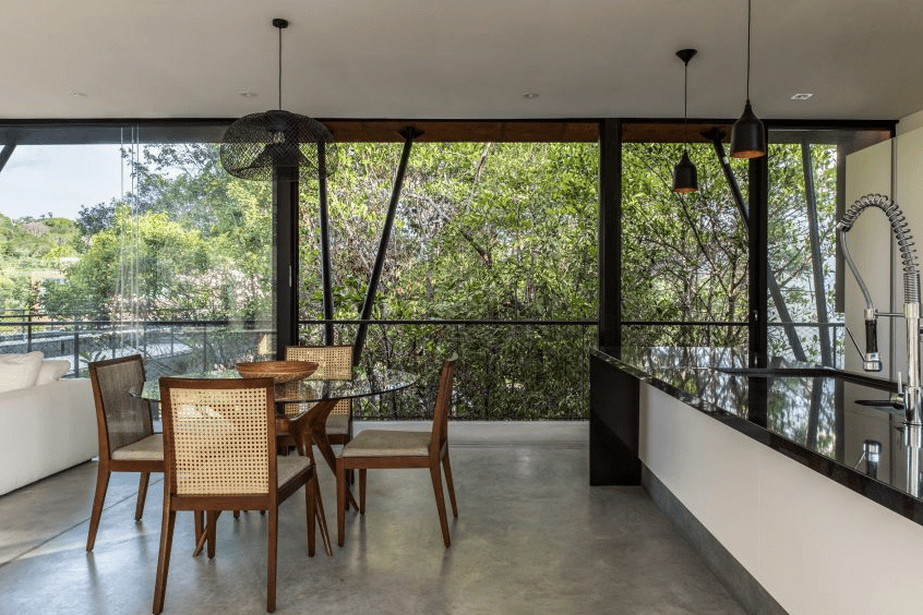 A estrutura principal recebeu uma reinterpretação contemporânea dos telhados coloniais, com oito armações em dois níveis independentes, permitindo a fruição dos ventos e a criação de um colchão de ar no espaço intermediário, protegendo o conforto térmico do espaço de convivência no andar superior. A estrutura principal recebeu uma reinterpretação contemporânea dos telhados coloniais, com oito armações em dois níveis independentes, permitindo a fruição dos ventos e a criação de um colchão de ar no espaço intermediário, protegendo o conforto térmico do espaço de convivência no andar superior.