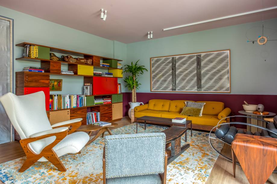 No <strong>Coral Hotel</strong>, do arquiteto Pedro Lázaro, a estante completa o estilo moderno do ambiente e estampa cores fortes entre os tons de madeira que preenchem o móvel. 