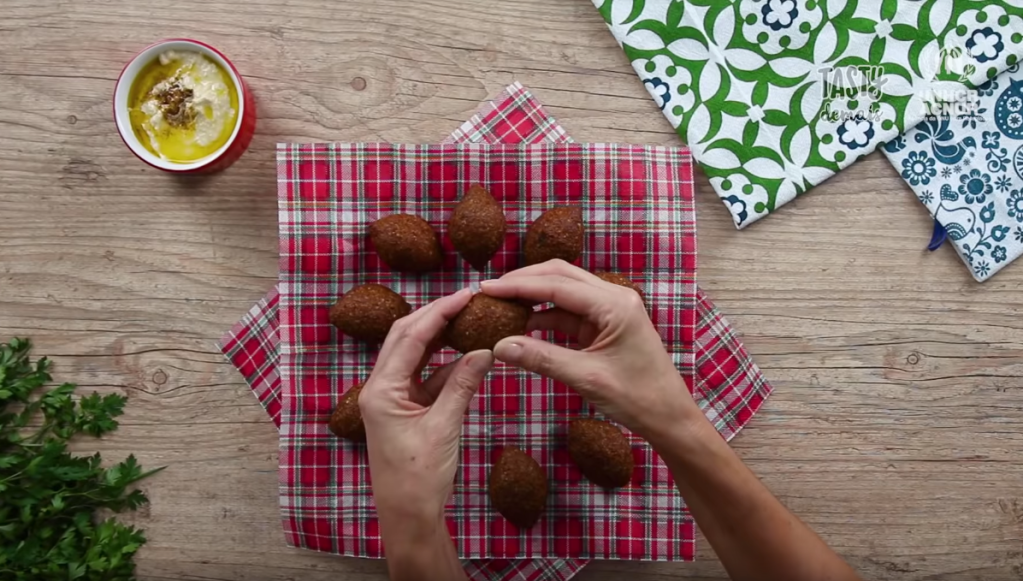 Paola Carosella estreia série com refugiados no Youtube